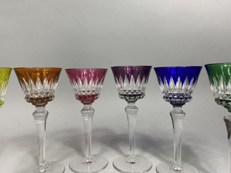 BACCARAT - Suite de six verres en cristal taillé coloré, modèle Piccadilly - Ma…