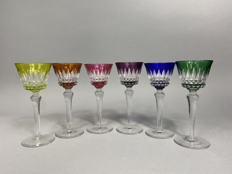 BACCARAT - Suite de six verres en cristal taillé coloré, modèle Piccadilly - Ma…