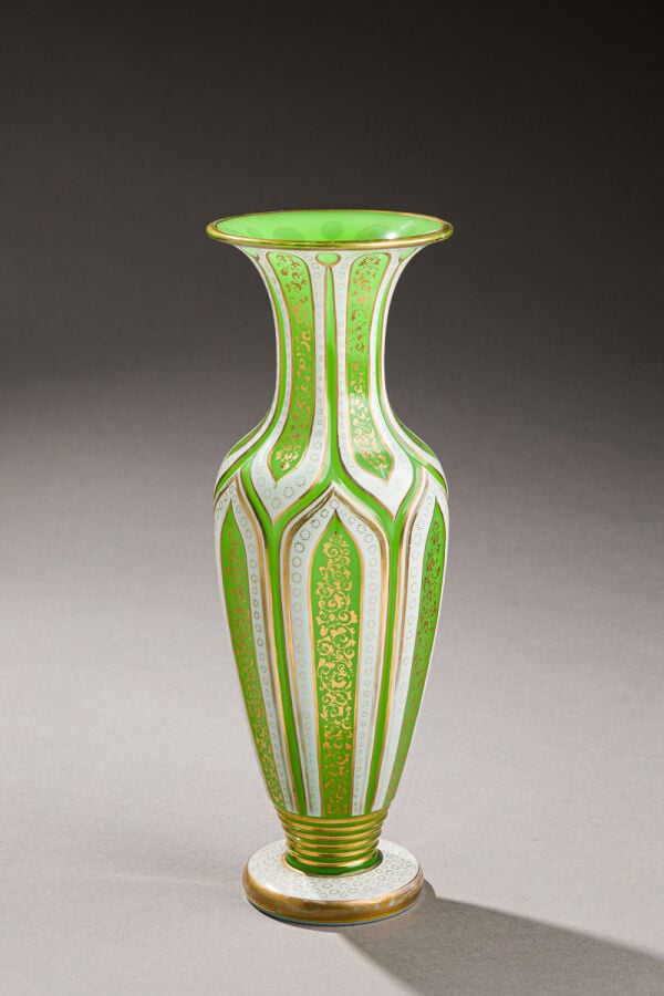 Baccarat. Vase balustre en opaline verte doublé d'émail blanc taillé en ogives…