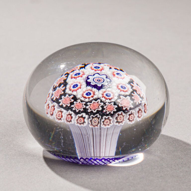 Baccarat.Presse-papiers à motif de bouquet de mariée formé d'un champignon de t…