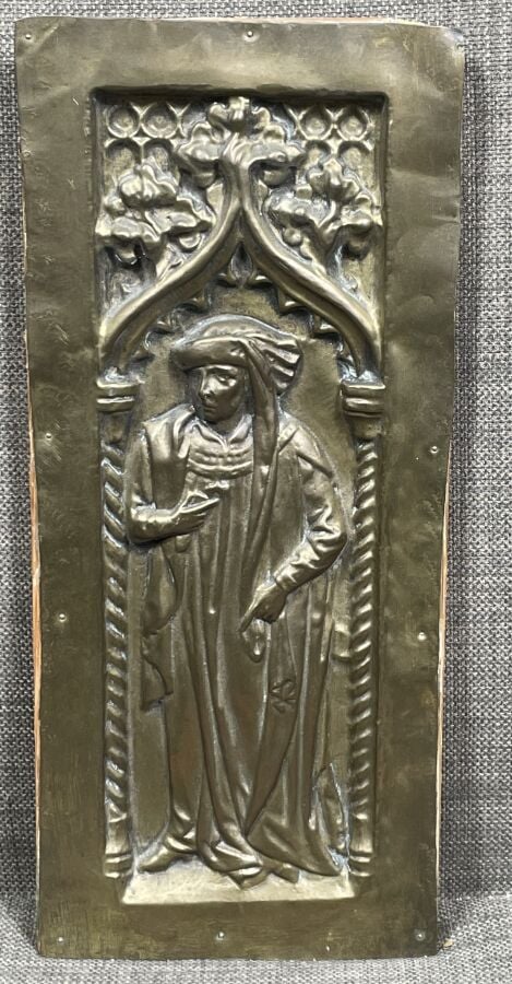 BAS-RELIEF en métal patiné doré représentant un personnage sous une arcature .…