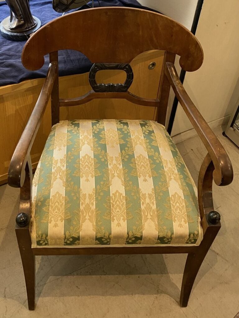 Biedermeier, dans le goût - Ensemble de deux fauteuils et deux chaises en bois…