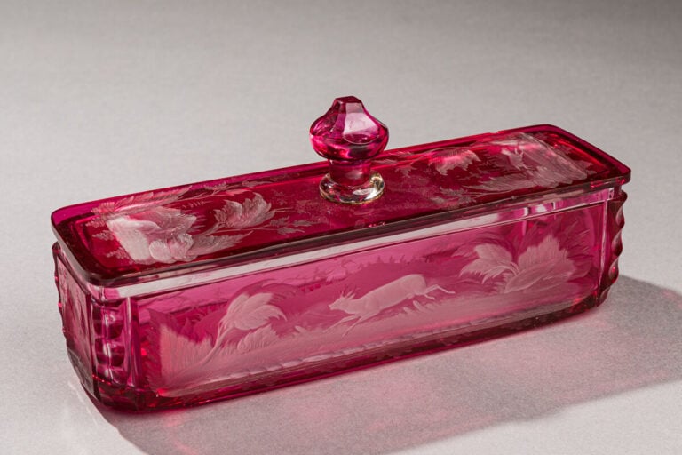 Bohême. Boite rectangulaire en verre cémenté rouge gravé de paysages animés de…