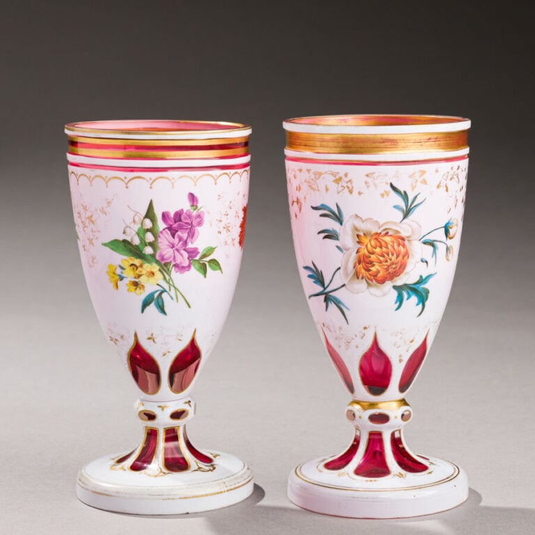 Bohême. Paire de verres à pièdouche et cordon en verre rose doublé d'émail blan…