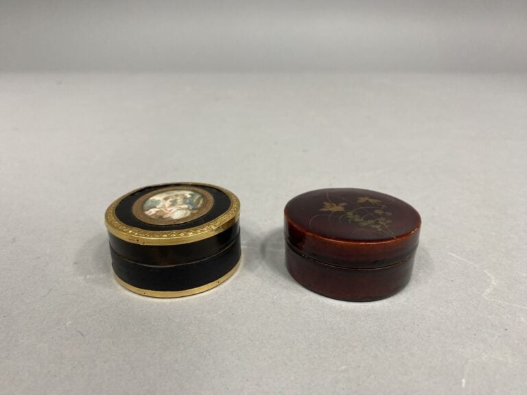 Boîte ronde en écaille laquée noire à l'extérieur, ornée au centre d'une miniat…