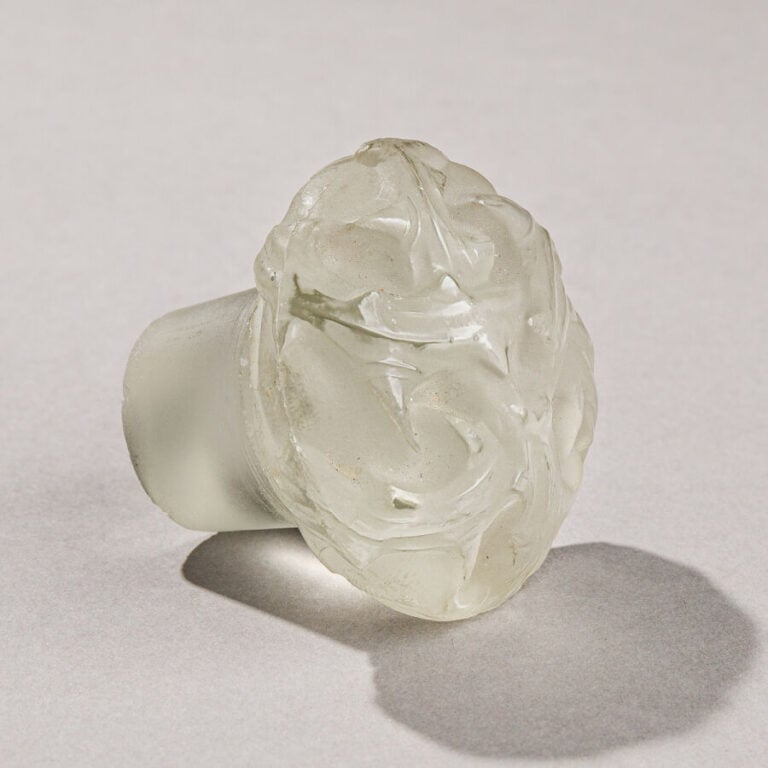 Bouchon de flacon Lalique en verre moulé satiné à motif de rinceaux. Diam. 6,1…
