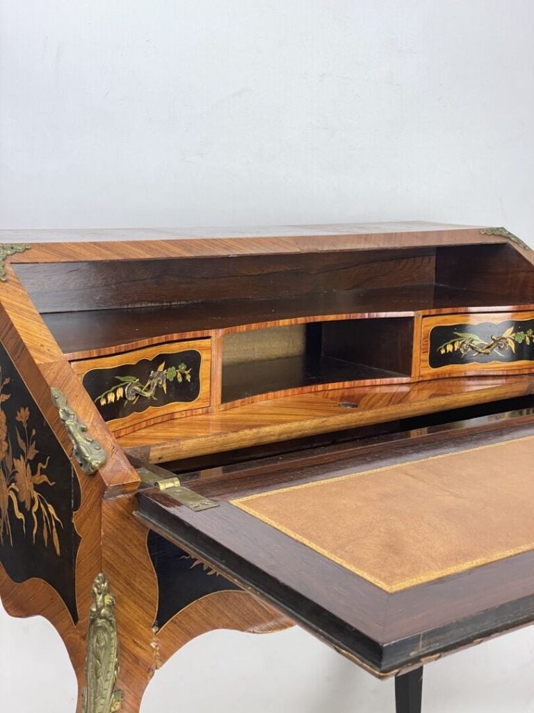Bureau dos d'âne en bois marqueté à décor de fleurs ouvrant à un abattant - Sty…