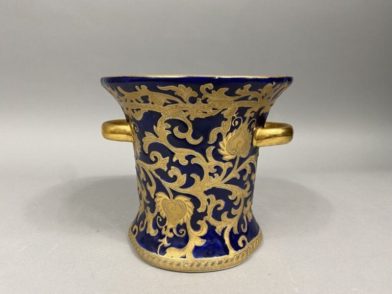 Cache-pot en porcelaine à décor bleu nuit et doré de rinceaux feuillagés - H :…