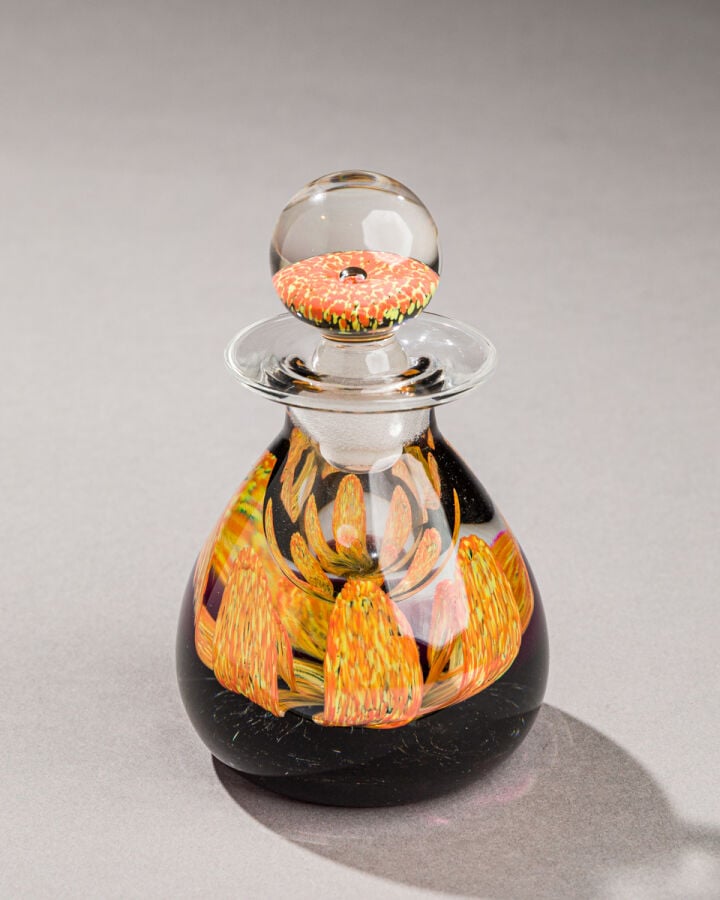 Caithness. Flacon encrier « Petal ink bottle » à fond marron opaque surmonté de…