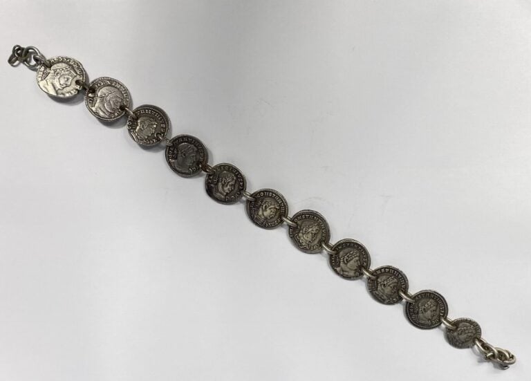 Chaine en argent formée de réplique de monnaies de Constantin - Poids brut :