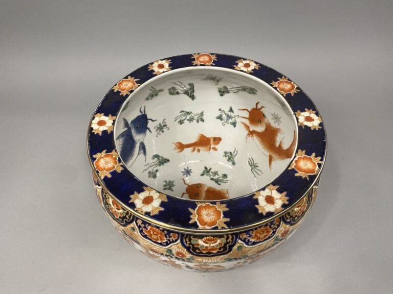 Chine - Vasque en porcelaine émaillée à décor dit Imari de rinceaux feuillagés.…
