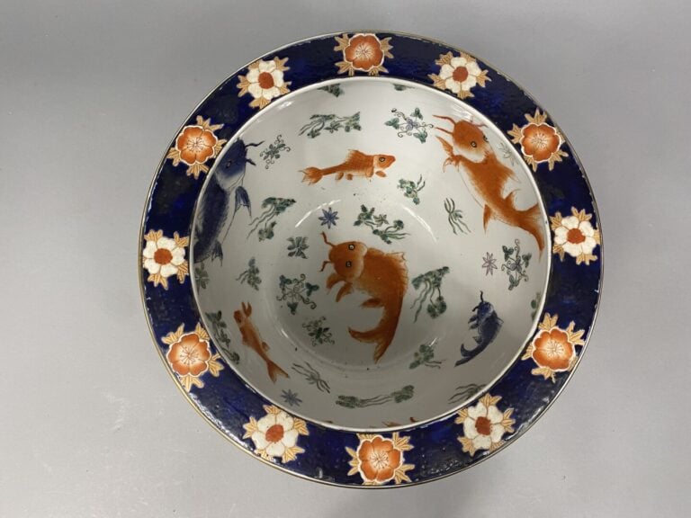 Chine - Vasque en porcelaine émaillée à décor dit Imari de rinceaux feuillagés.…