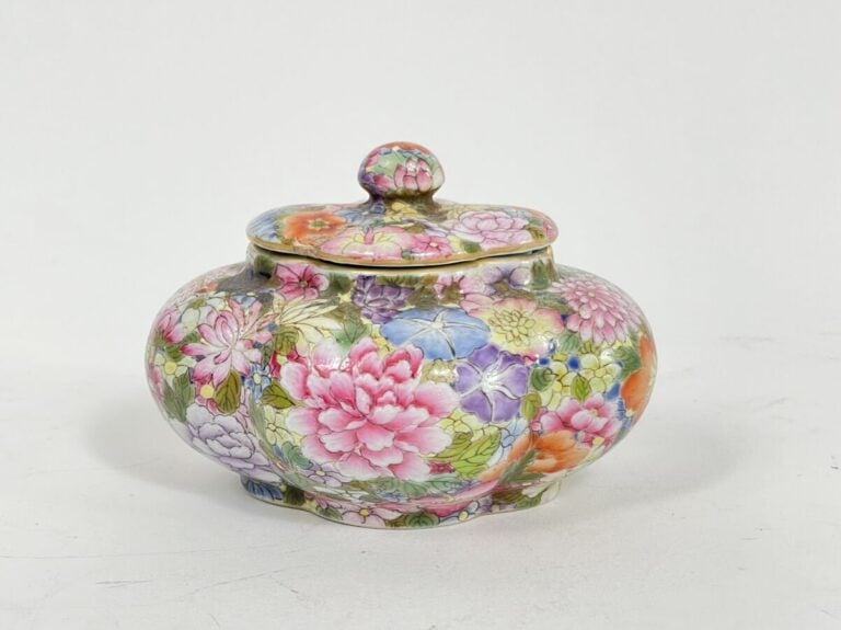 CHINE - XXème - Petit pot couvert polylobé à décor dit mille fleurs - Marque ap…
