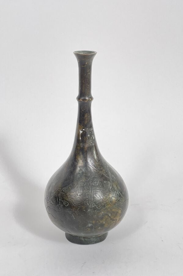 CHINE XXème - Petit vase en bronze à col fuselé à décor gravé de sages discutan…