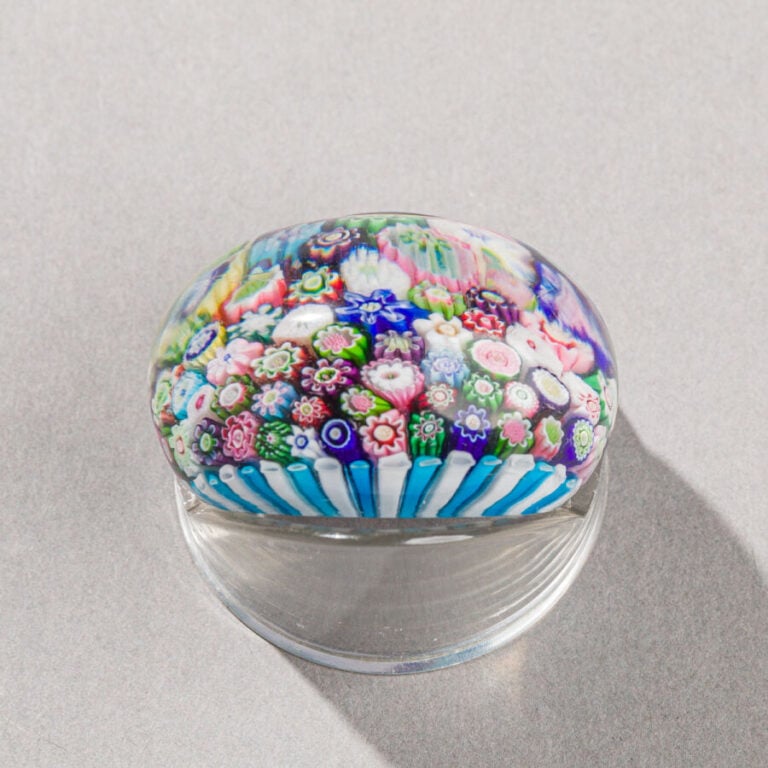 Clichy. Presse-papiers à motif de panier de millefiori polychrome compact dont…