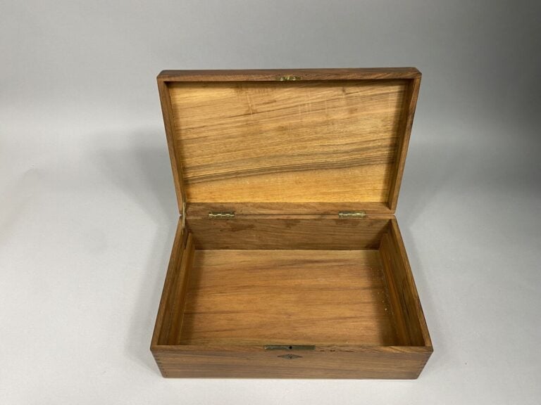 Coffret rectangulaire en bois - 12.5 x 38 x 25 cm - (sans la clef, légères usur…