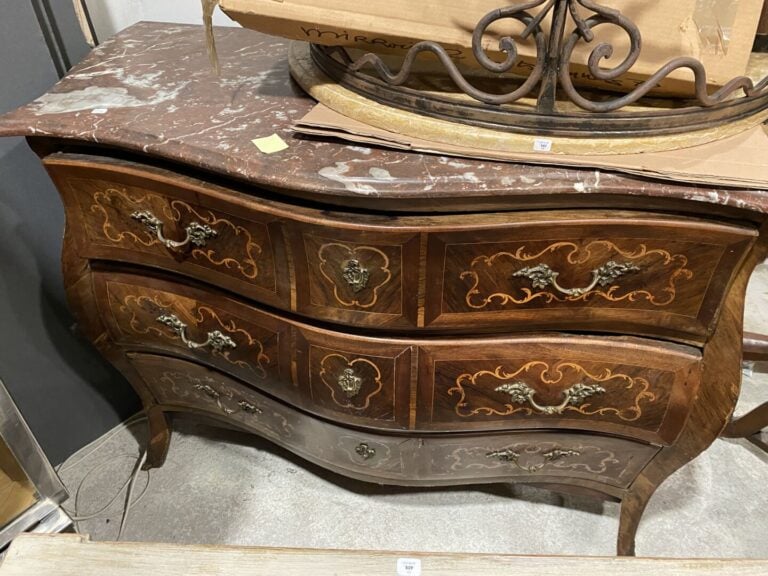 Commode tombeau en bois de placage marqueté à décor de rinceaux soulignant les…