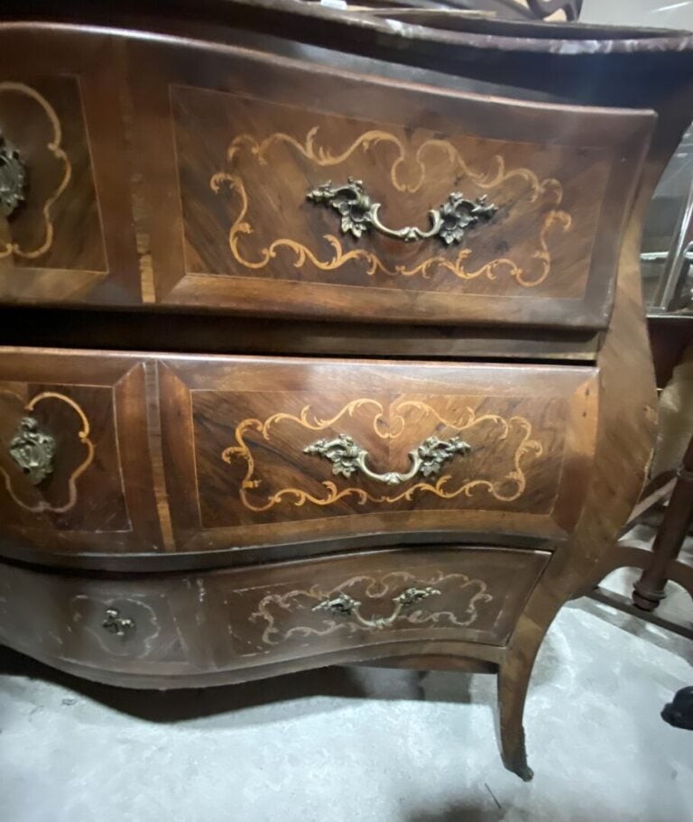 Commode tombeau en bois de placage marqueté à décor de rinceaux soulignant les…