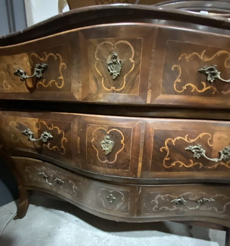 Commode tombeau en bois de placage marqueté à décor de rinceaux soulignant les…
