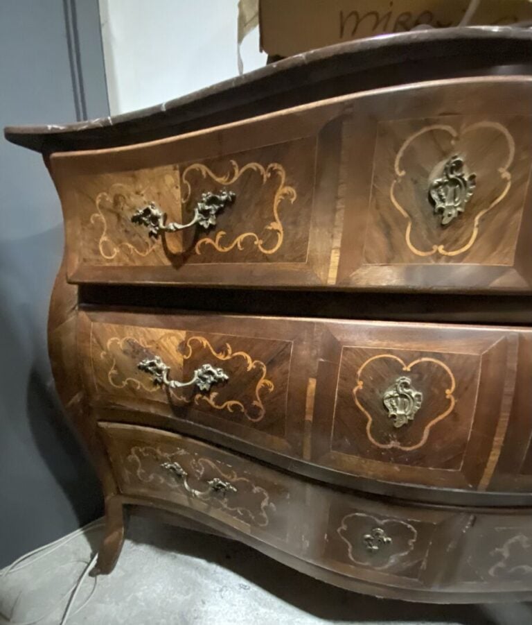 Commode tombeau en bois de placage marqueté à décor de rinceaux soulignant les…