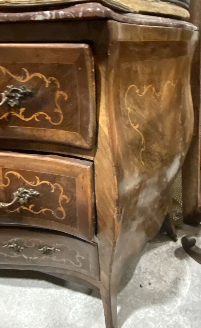 Commode tombeau en bois de placage marqueté à décor de rinceaux soulignant les…