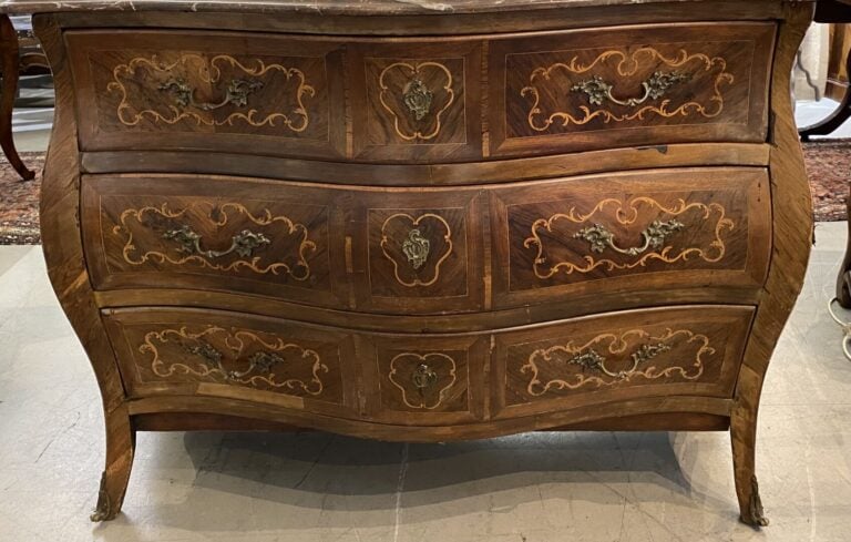 Commode tombeau en bois de placage marqueté à décor de rinceaux soulignant les…
