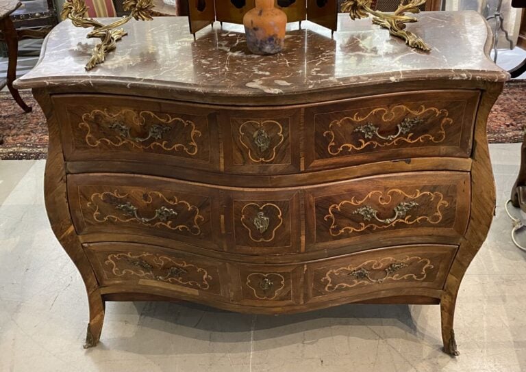 Commode tombeau en bois de placage marqueté à décor de rinceaux soulignant les…
