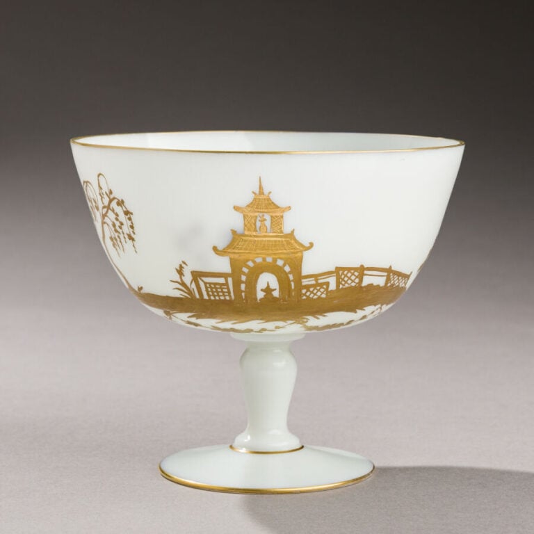 Coupe sur pied en opaline blanche à décor doré chinoisant de pagode, de personn…