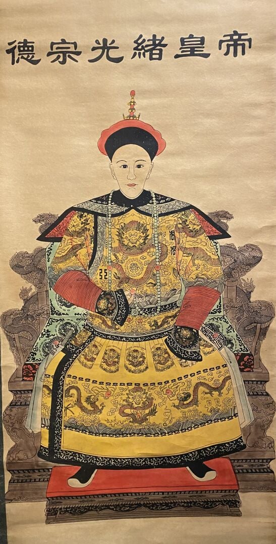 Dans le goût asiatique - Ensemble de deux kakemonos imprimés, l'un représentant…