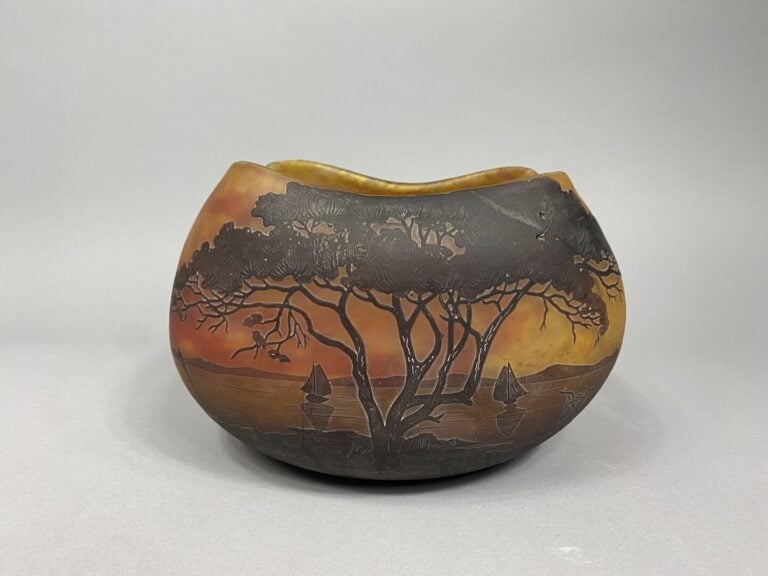 DAUM, Nancy - Vase jardinière à décor d'un paysage maritime aux voiliers et aux…