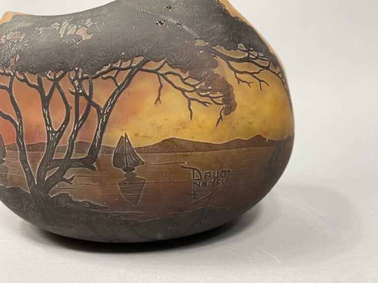 DAUM, Nancy - Vase jardinière à décor d'un paysage maritime aux voiliers et aux…