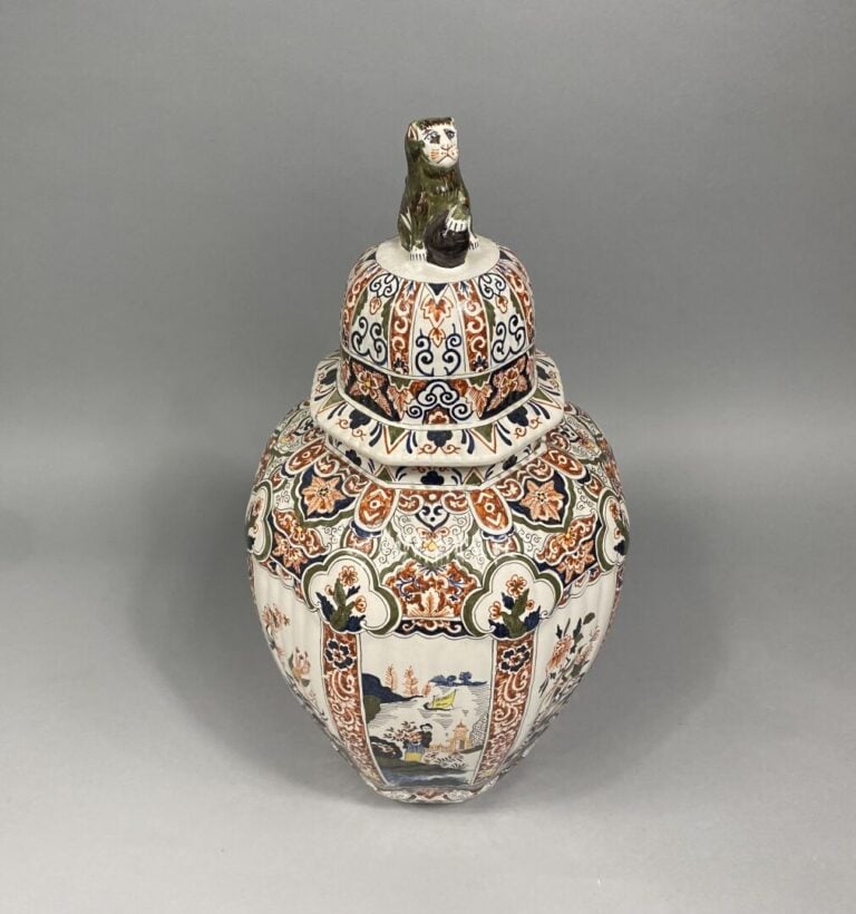 DELFT, dans le goût - Potiche couverte à pans coupés en faïence polychromé à ri…