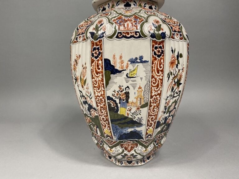 DELFT, dans le goût - Potiche couverte à pans coupés en faïence polychromé à ri…
