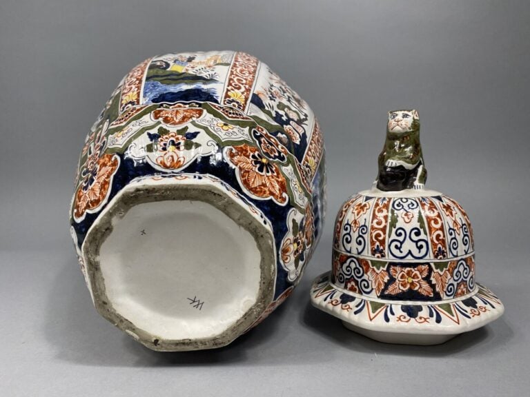 DELFT, dans le goût - Potiche couverte à pans coupés en faïence polychromé à ri…