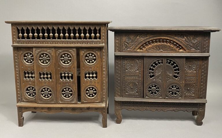 Deux meubles de poupée en bois mouluré et tourné dont lit clos, à décor ajouré.…