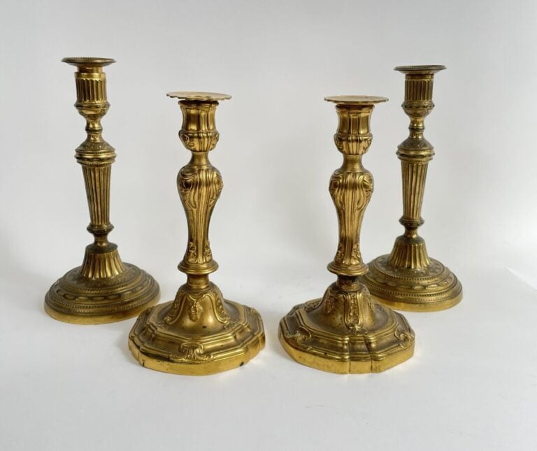 Deux paires de bougeoirs en métal doré - Hauteur : 28 et 25.5 cm - (LES LOTS SO…