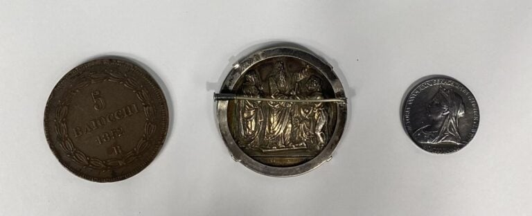 Divers - - Lot de trois médailles et monnaies comprenant : - -Une 5 Baiocchi 18…