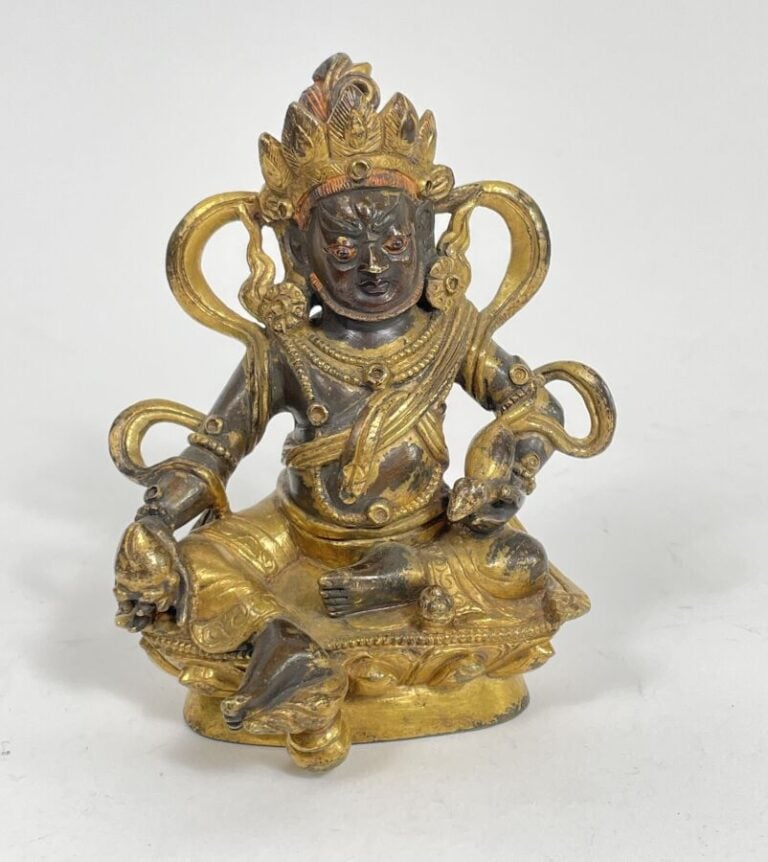 Divinité en bronze assise sur son socl en forme de lotus , un rat dans la main…