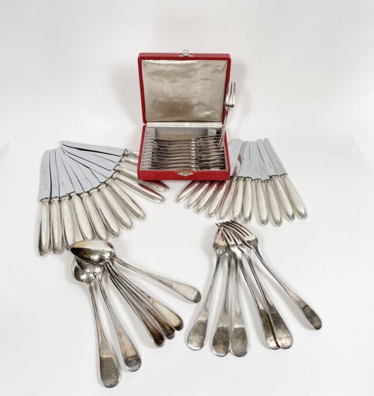 Ensemble de COUTEAUX, manches en argent fourré à motif de rubans croisés compre…
