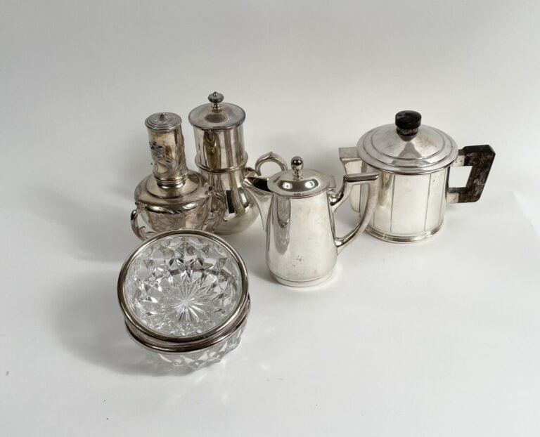 Ensemble de métal argenté comprenant : cafetière et sucrier, deux rince-doigts,…