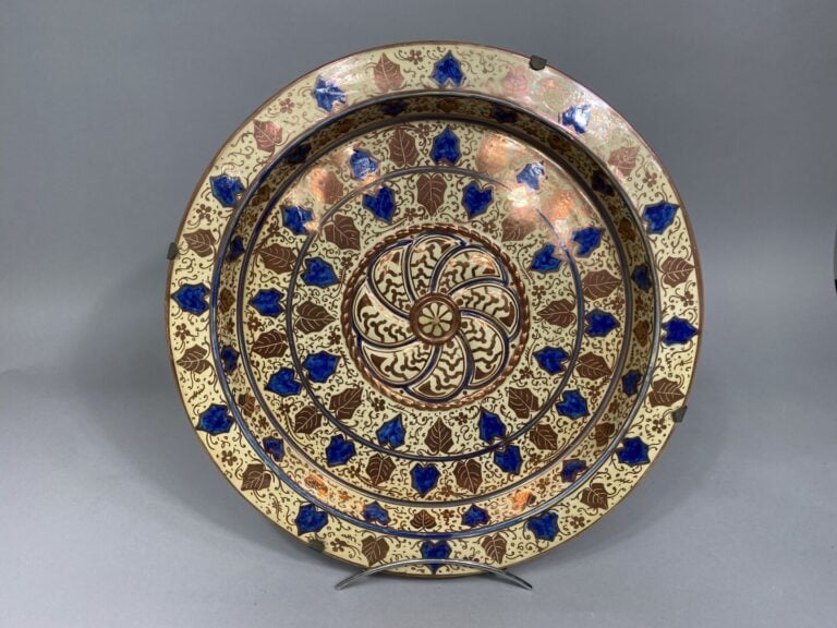 ESPAGNE, Manises, XIXe siècle - Ensemble de deux grands plats en céramique poly…