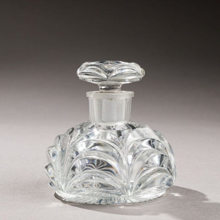 Flacon hémisphérique et son bouchon en cristal taillé à six panneaux de trois g…