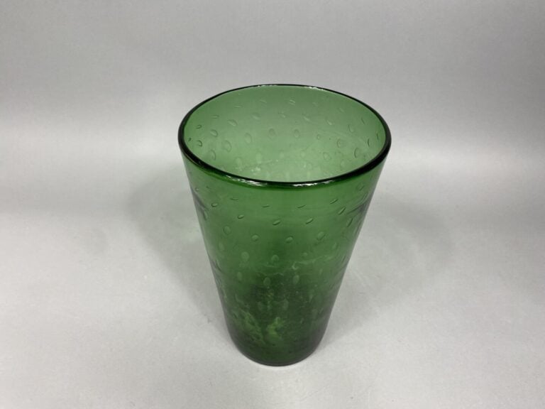 Grand vase en verre coloré vert à décor de pastilles - H : 30 cm