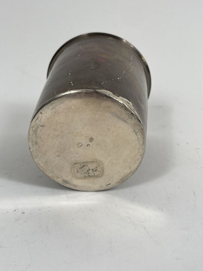 Grande TIMBALE droite en argent uni. - Paris, 1797 -1809 - Poids : 115 g - (LES…