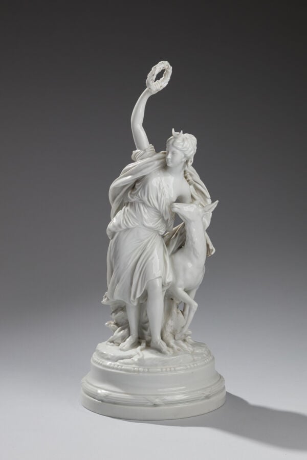 Groupe en céramique émaillée blanc "Diane et biche" - Hauteur : 46 cm - (Petits…