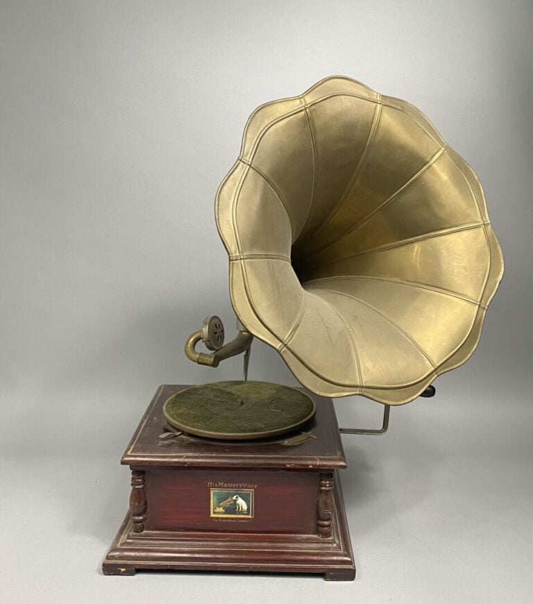 HIS MASTER'S VOICE - Gramophone en bois, caisse en bois cotogonale et pavillon…