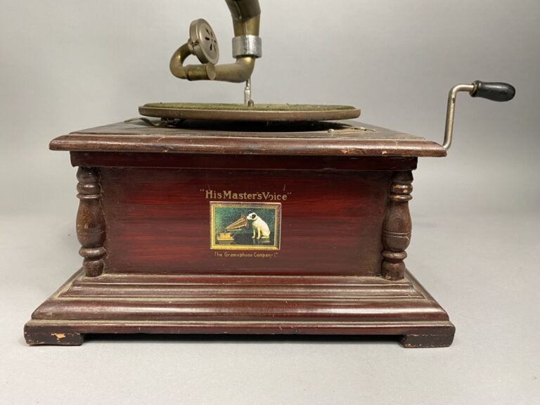 HIS MASTER'S VOICE - Gramophone en bois, caisse en bois cotogonale et pavillon…