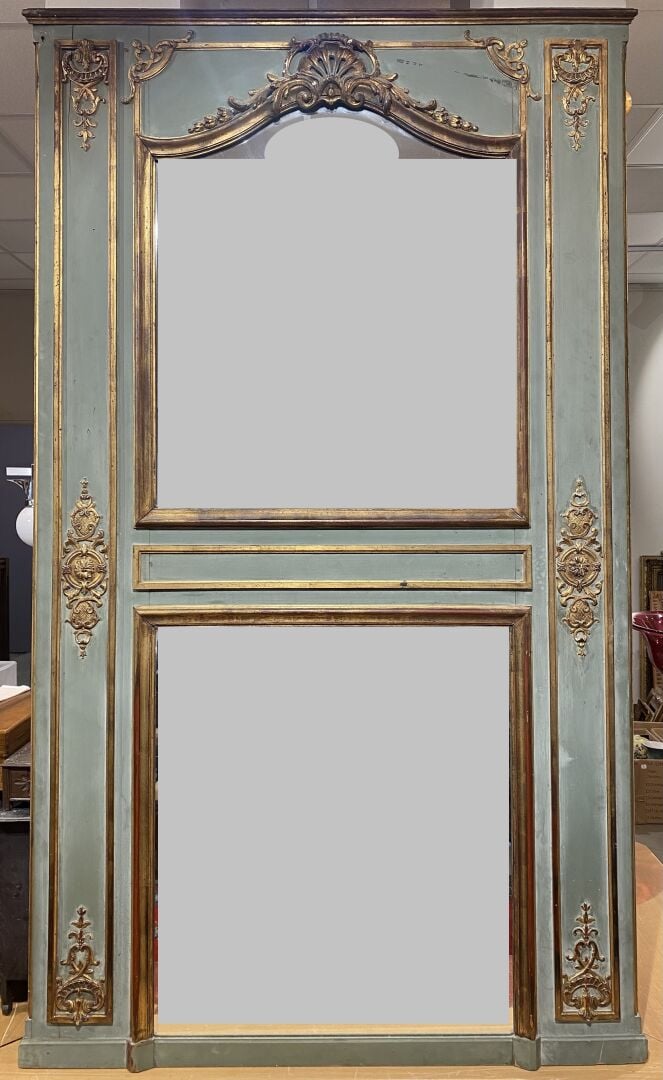Important miroir trumeau en bois et stuc laqué vert et doré à décor de coquille…