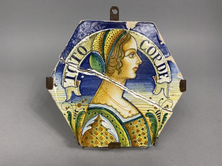 ITALIE (genre de) - Paire de carreaux en faïence de forme hexagonale, à décor p…