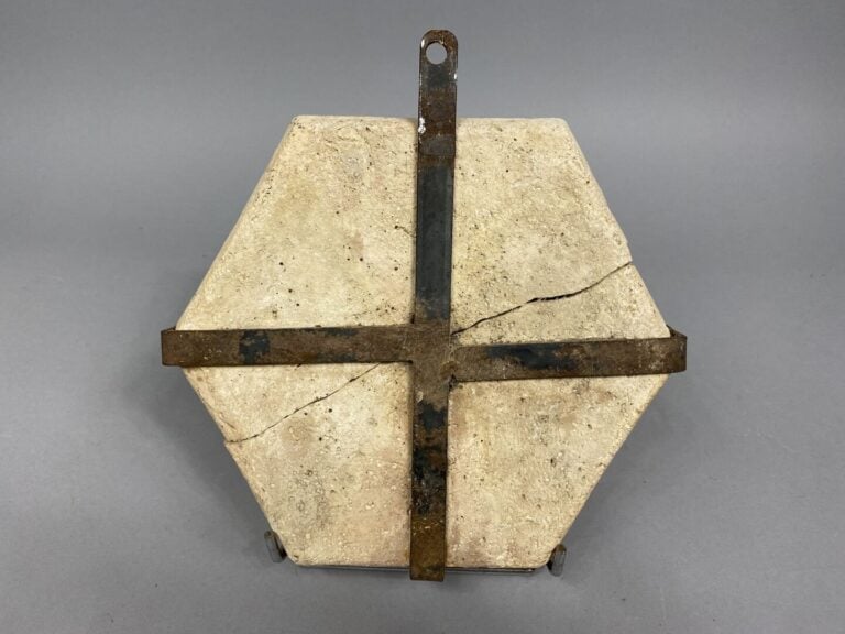 ITALIE (genre de) - Paire de carreaux en faïence de forme hexagonale, à décor p…